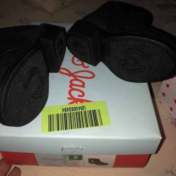 Cat & Jack Toddler booties - Picture 2 of 3